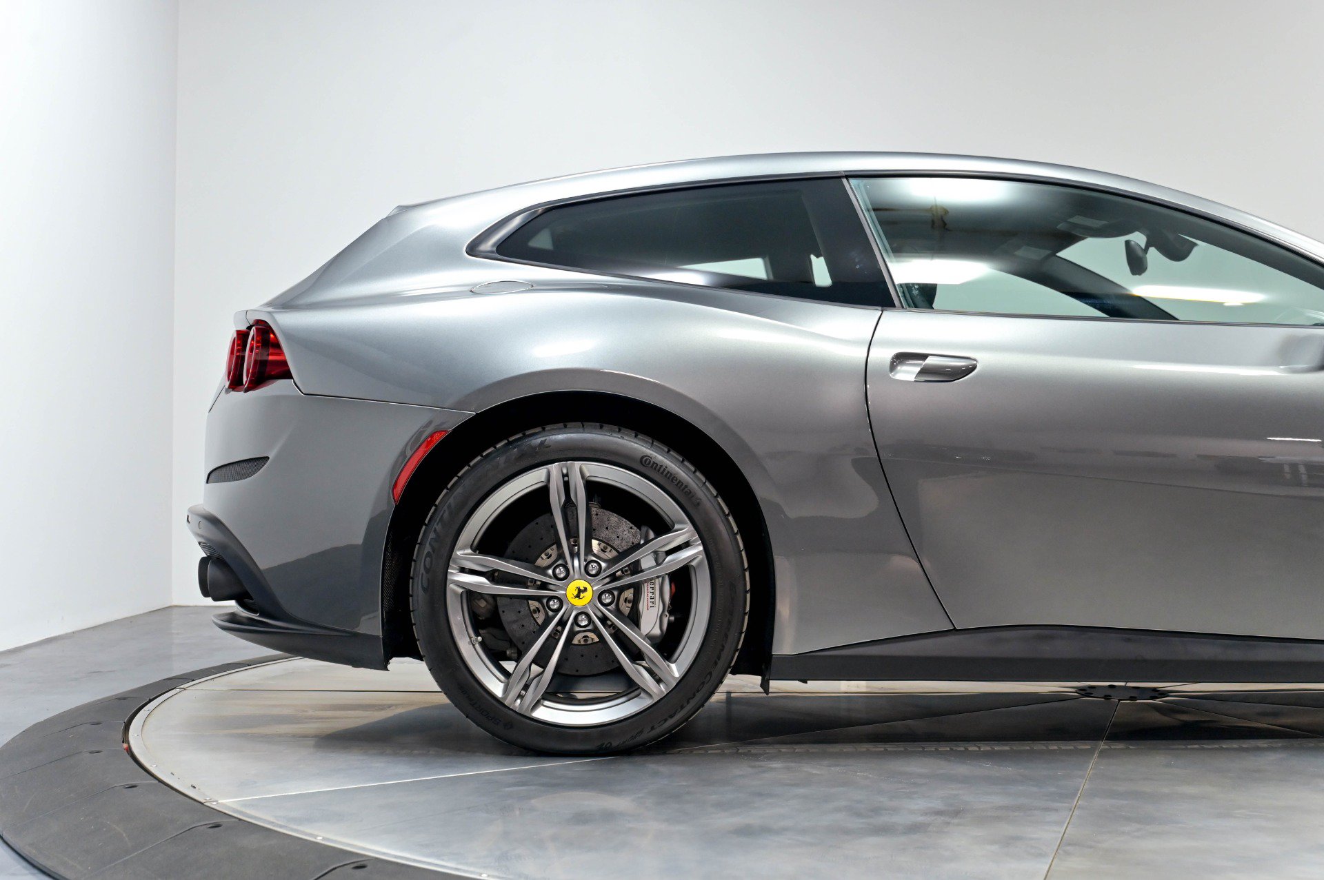 Used 2017 Ferrari GTC4Lusso AWD/4WD image 21