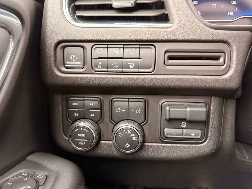 Used 2024 Chevrolet Suburban Z71 w/ Off-Road Capability Package AWD/4WD image 25
