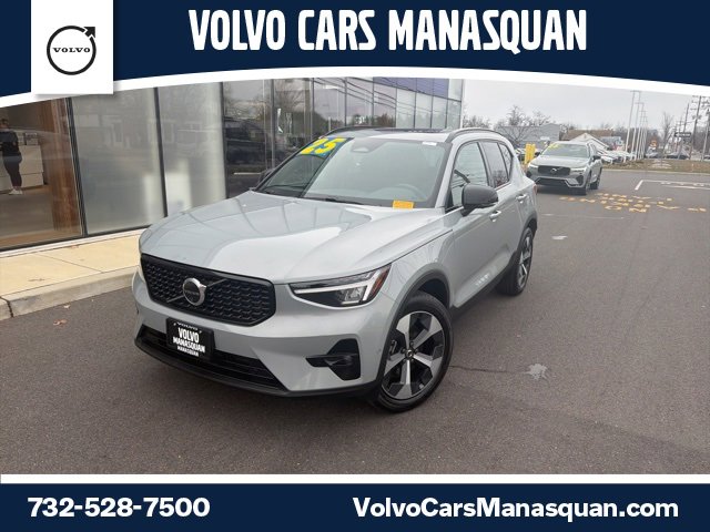 Certified 2025 Volvo XC40 B5 Plus image 1