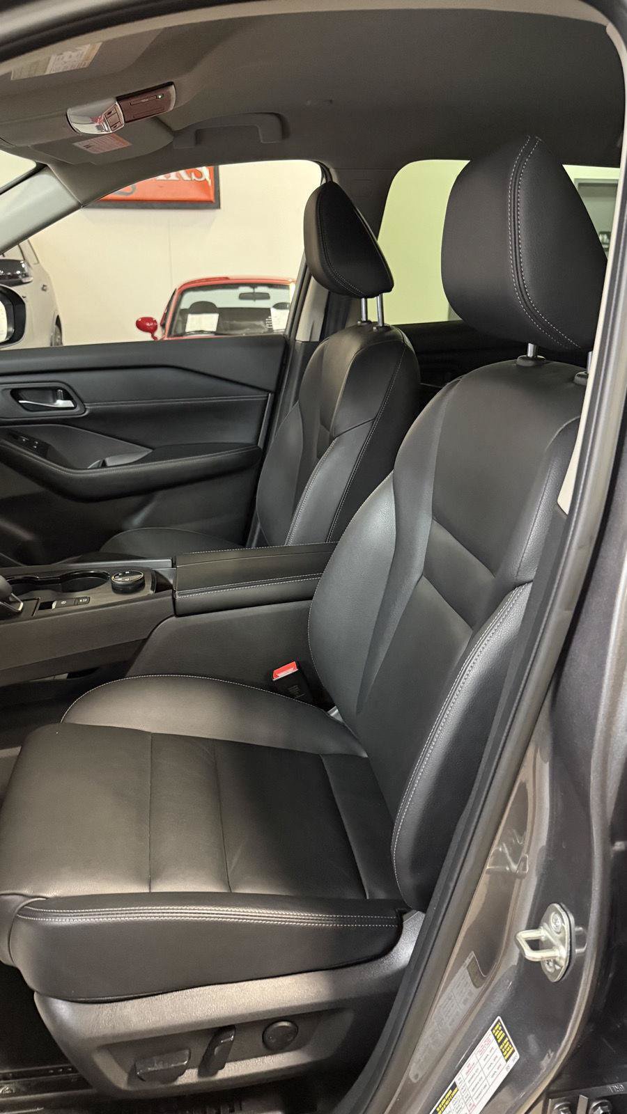 Used 2025 Nissan Rogue SL AWD/4WD image 30