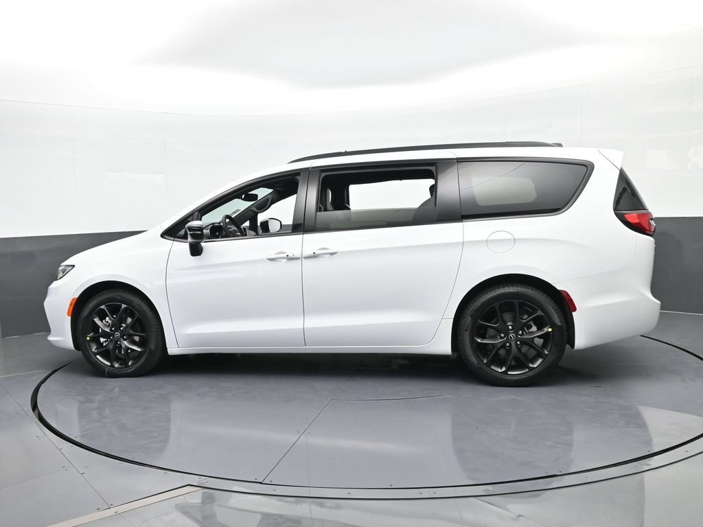 New 2026 Chrysler Pacifica Select w/ S Appearance Package FWD image 3