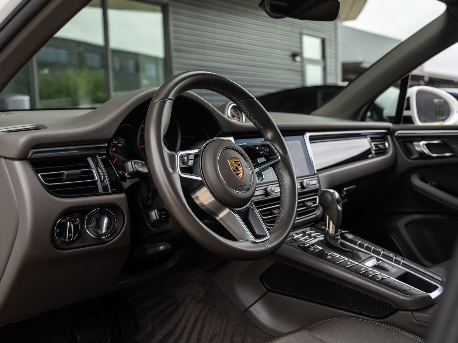 Certified 2021 Porsche Macan AWD/4WD image 4