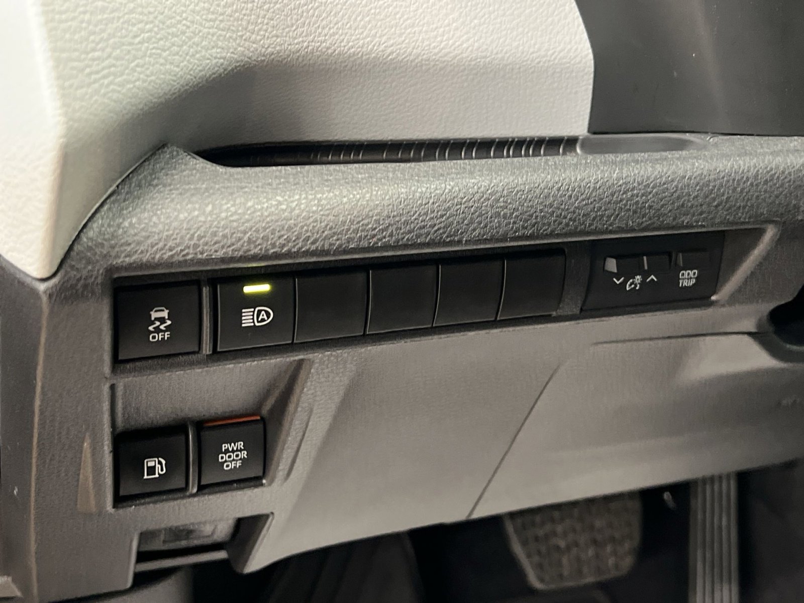 Used 2025 Toyota Sienna XLE image 30