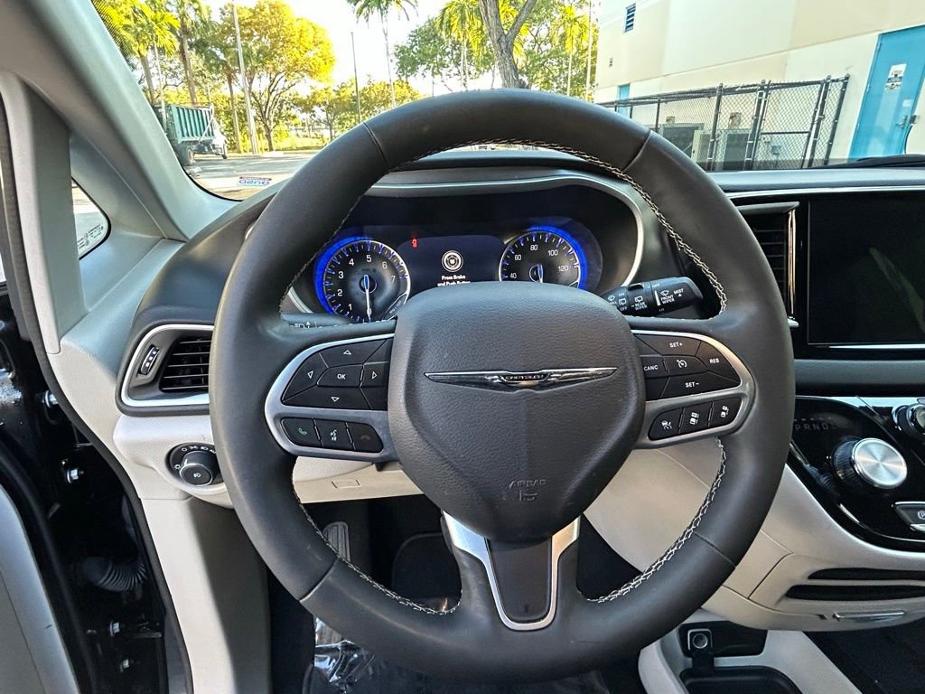 Certified 2024 Chrysler Pacifica Touring-L image 19