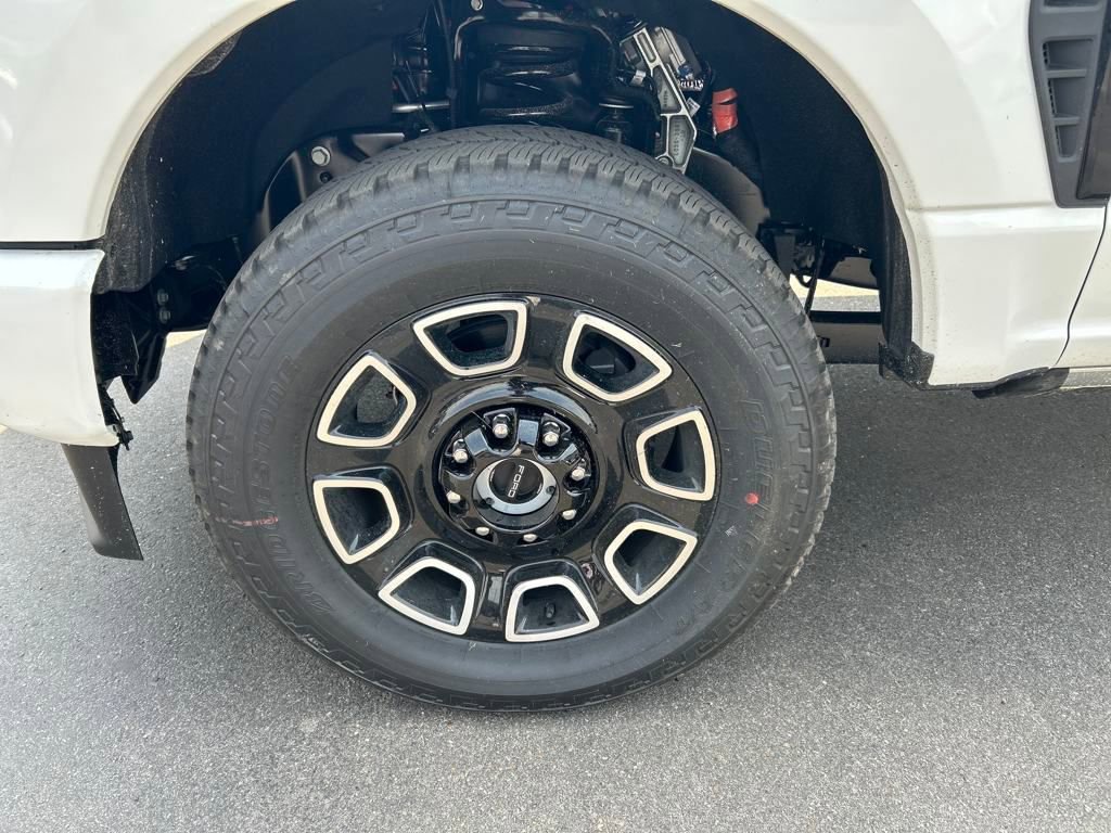 New 2025 Ford F250 Platinum w/ FX4 Off-Road Package image 9