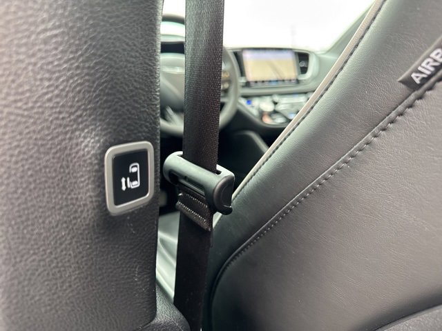 Used 2025 Chrysler Pacifica Limited image 21