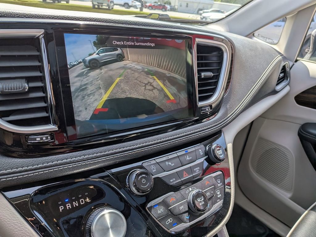 Used 2024 Chrysler Pacifica Limited image 21