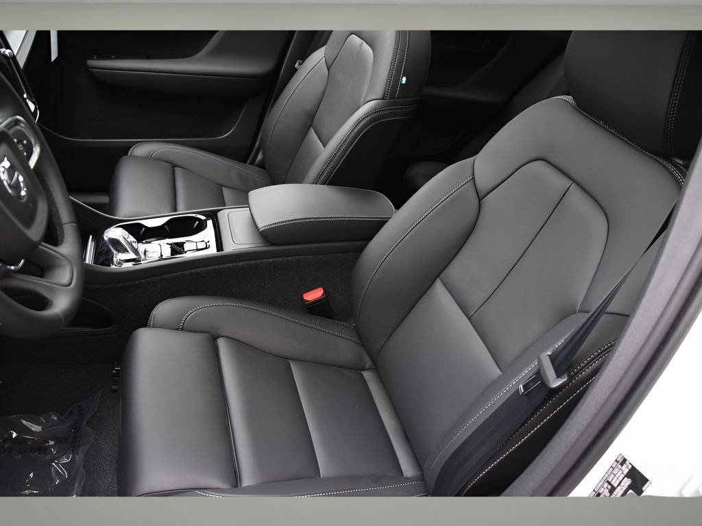 Certified 2025 Volvo XC40 B5 Ultra w/ Protection Package Premier image 9