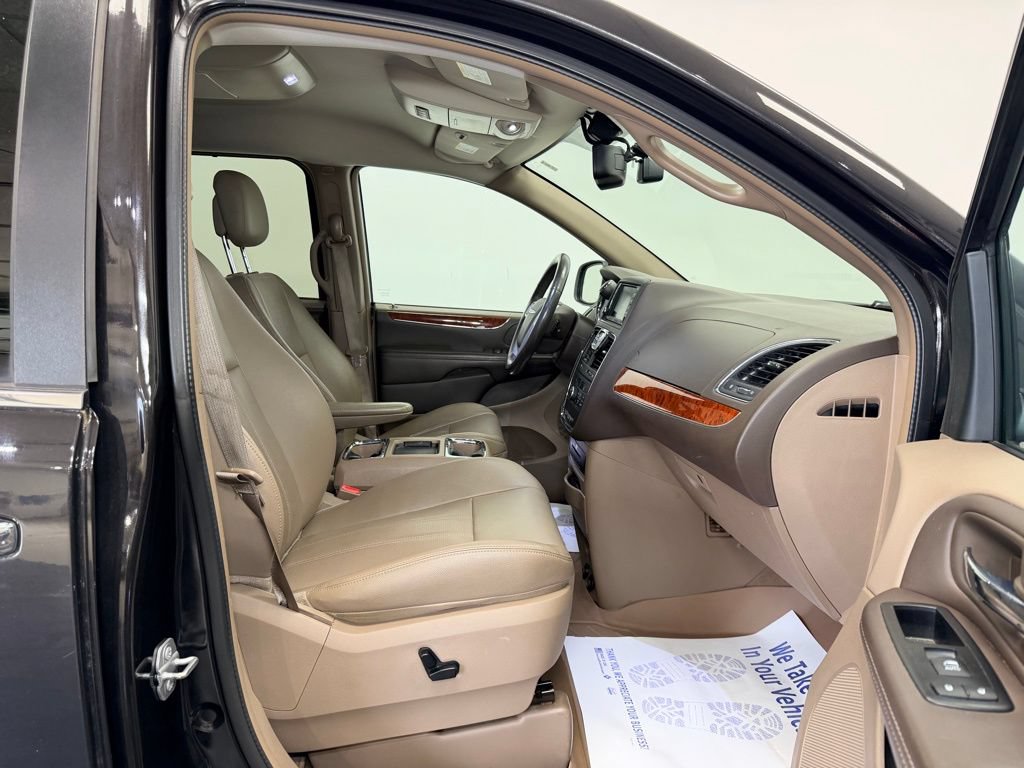 Used 2014 Chrysler Town & Country Touring-L w/ Driver Convenience Group FWD image 12
