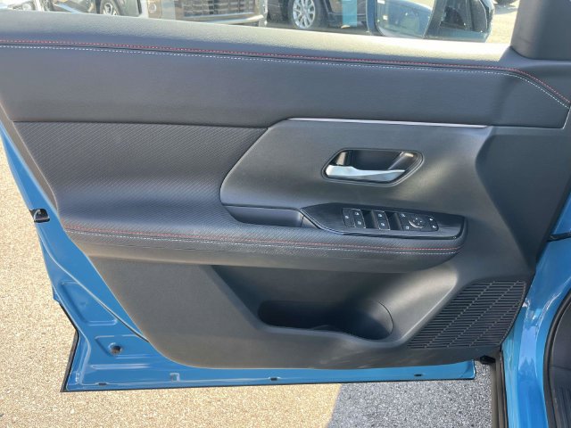 Used 2025 Nissan Kicks SR FWD image 17