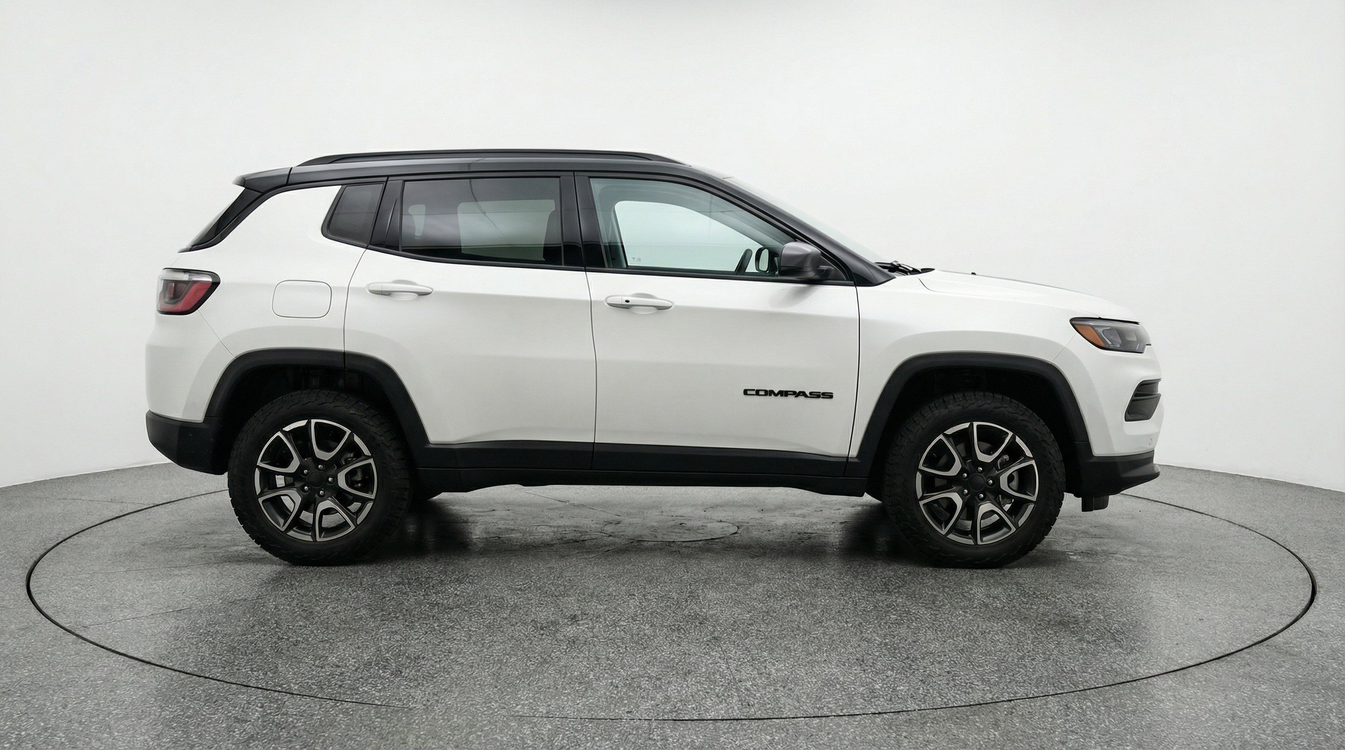 Used 2025 Jeep Compass Trailhawk AWD/4WD image 11