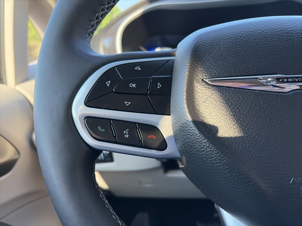 Used 2024 Chrysler Pacifica Touring-L image 18