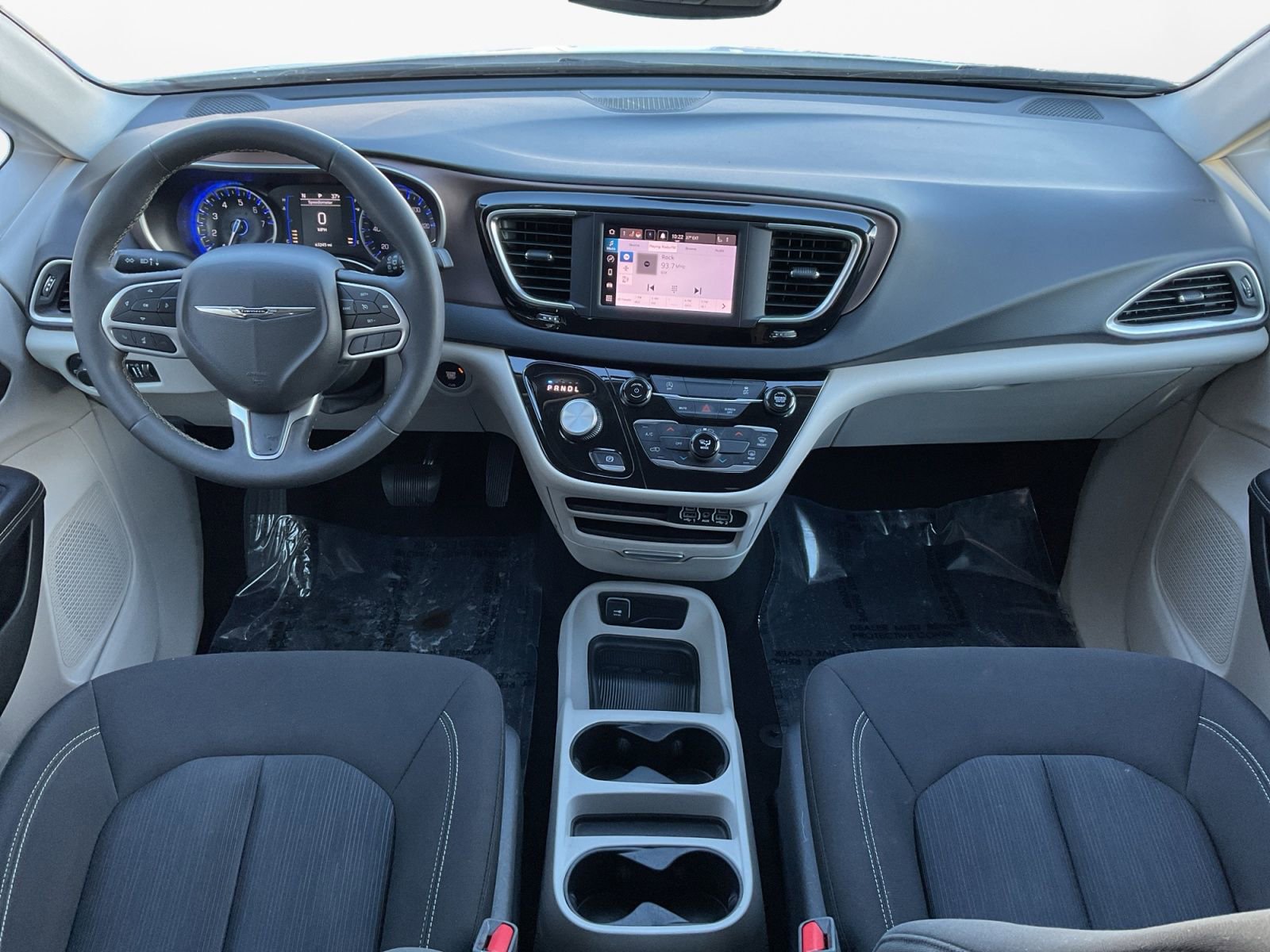 Used 2023 Chrysler Voyager LX image 10