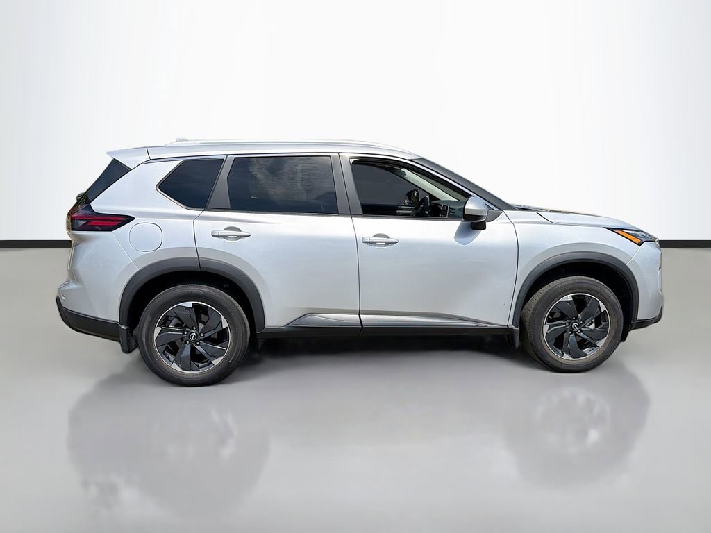 Used 2024 Nissan Rogue SV w/ SV Premium Package image 4