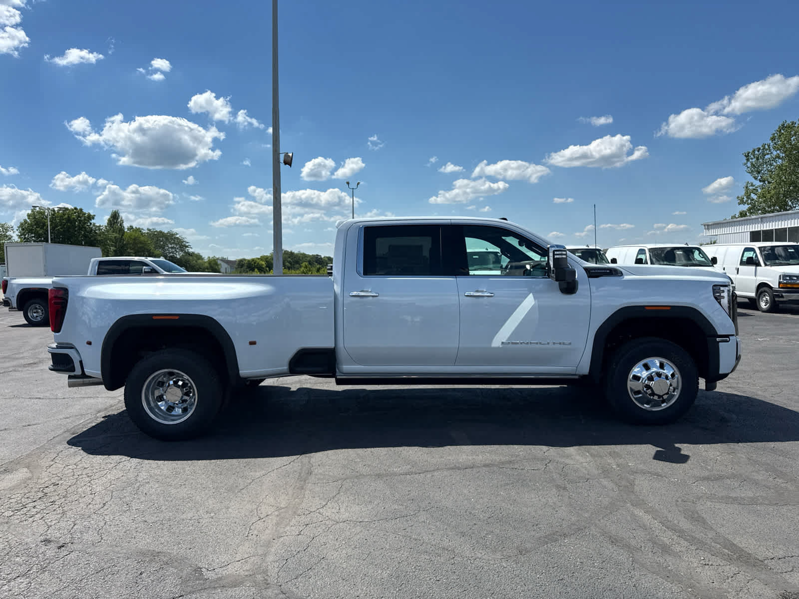 New 2026 GMC Sierra 3500 Denali Ultimate w/ LPO, Black Badging Package AWD/4WD image 6