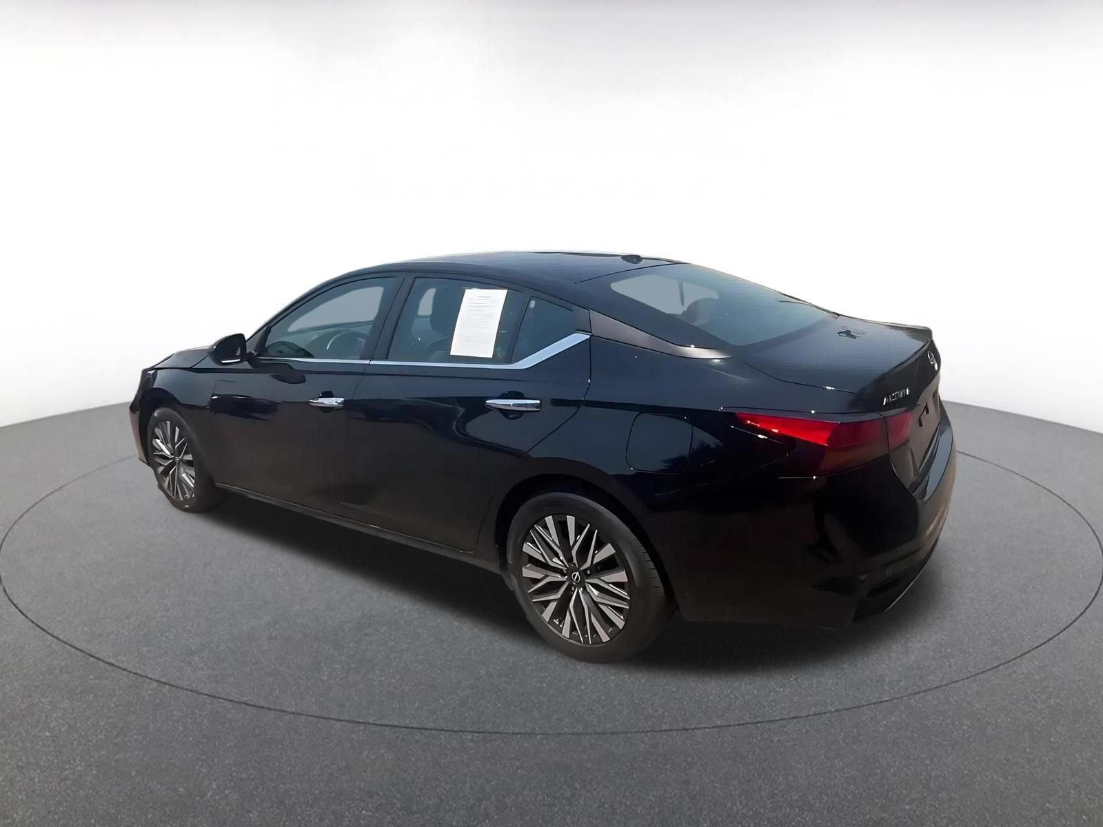 Used 2025 Nissan Altima 2.5 SV FWD image 10