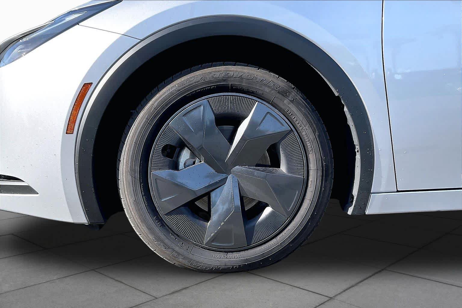 Certified 2025 Toyota Prius LE FWD image 10