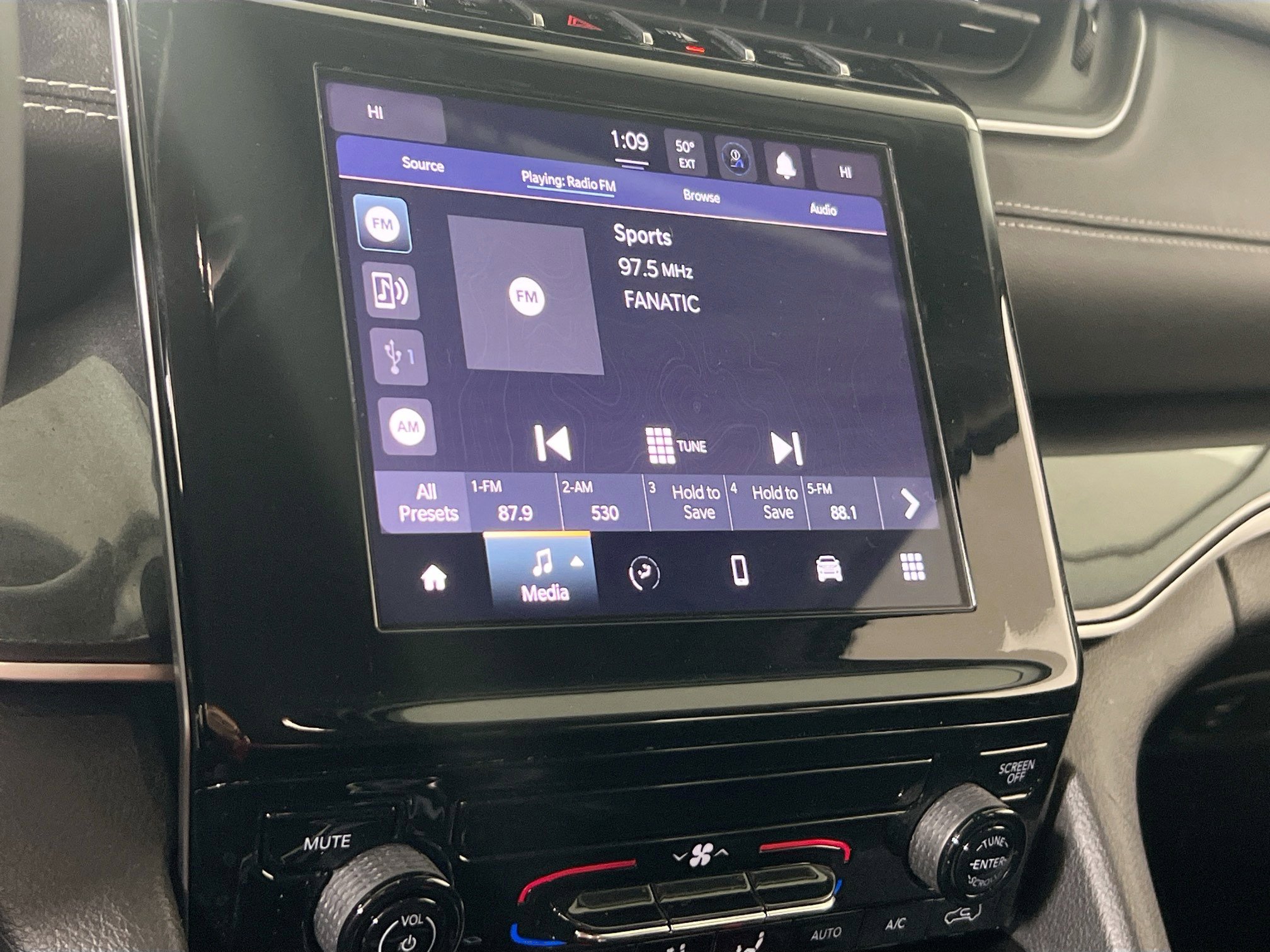 Used 2023 Jeep Grand Cherokee Laredo image 13