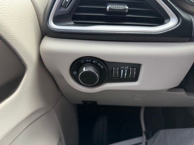 Used 2022 Chrysler Voyager LX FWD image 28