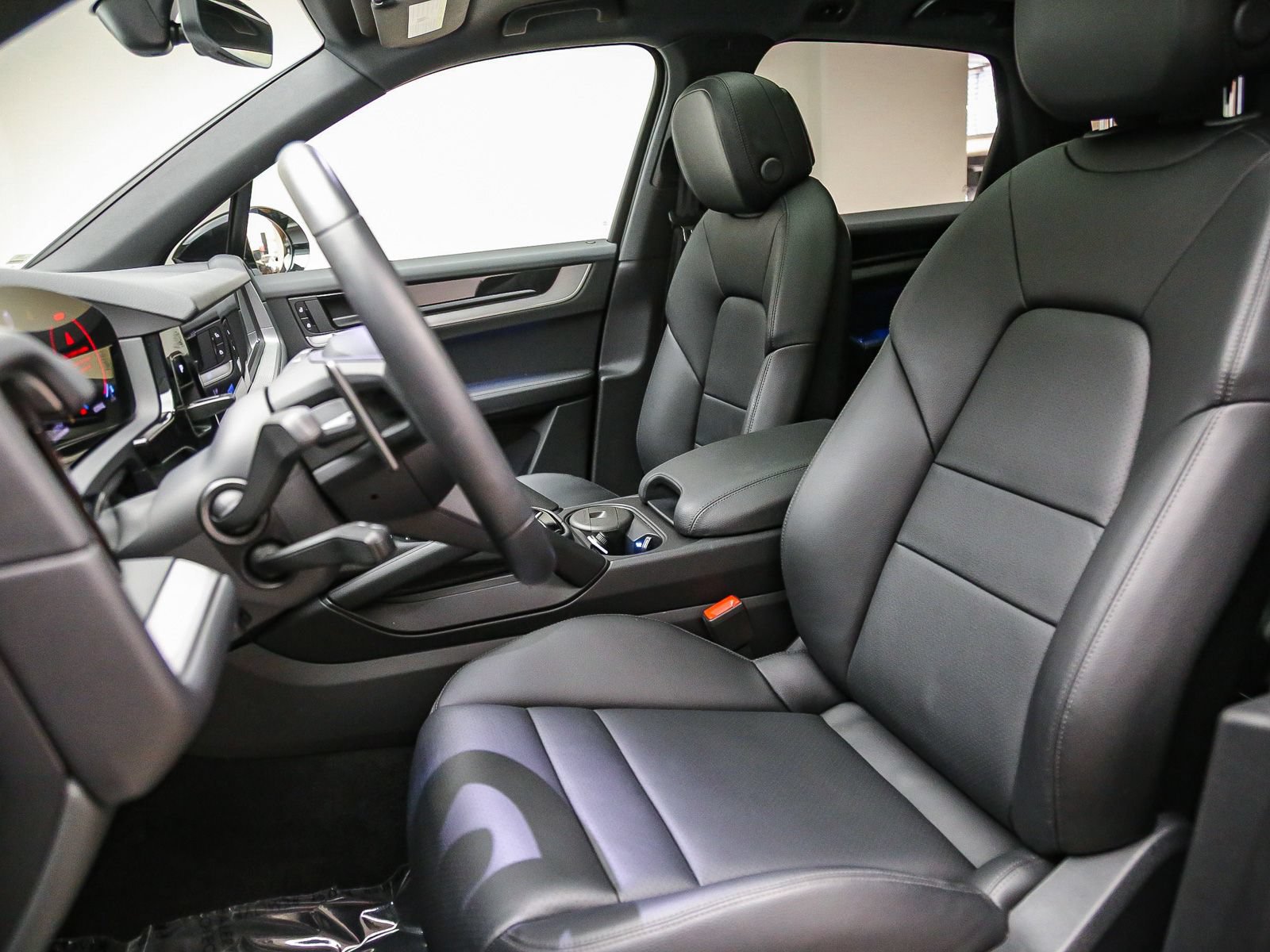 Certified 2025 Porsche Cayenne AWD/4WD image 5