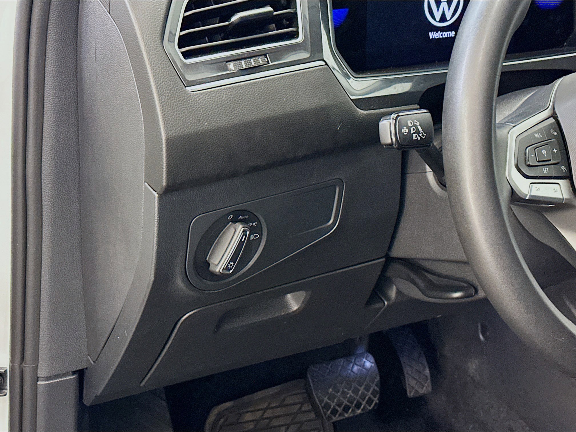 Used 2023 Volkswagen Tiguan SE w/ Panoramic Sunroof Package image 17