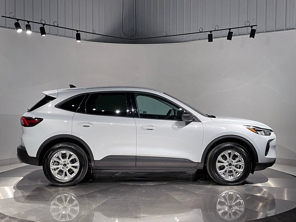 Used 2025 Ford Escape Active AWD/4WD image 10