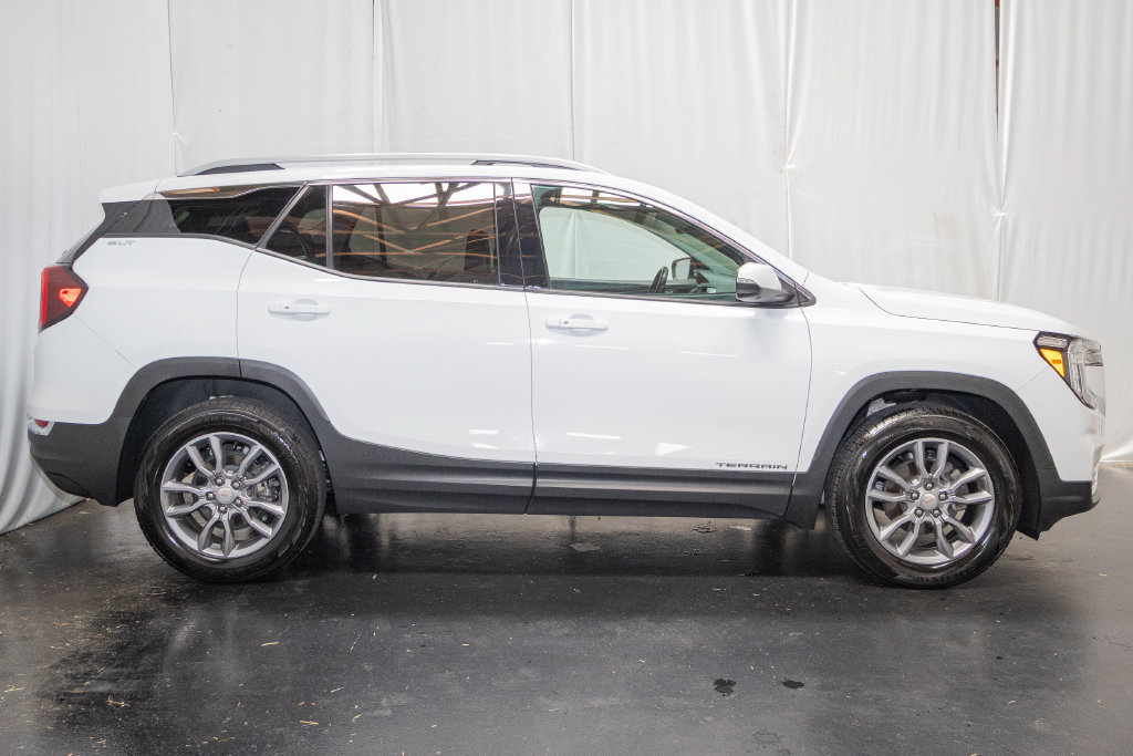 Used 2022 GMC Terrain SLT w/ Tech Package AWD/4WD image 4