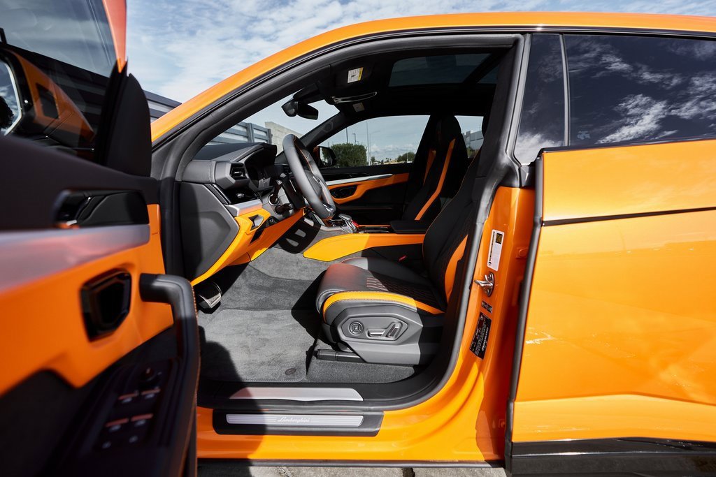 Used 2025 Lamborghini Urus SE image 29