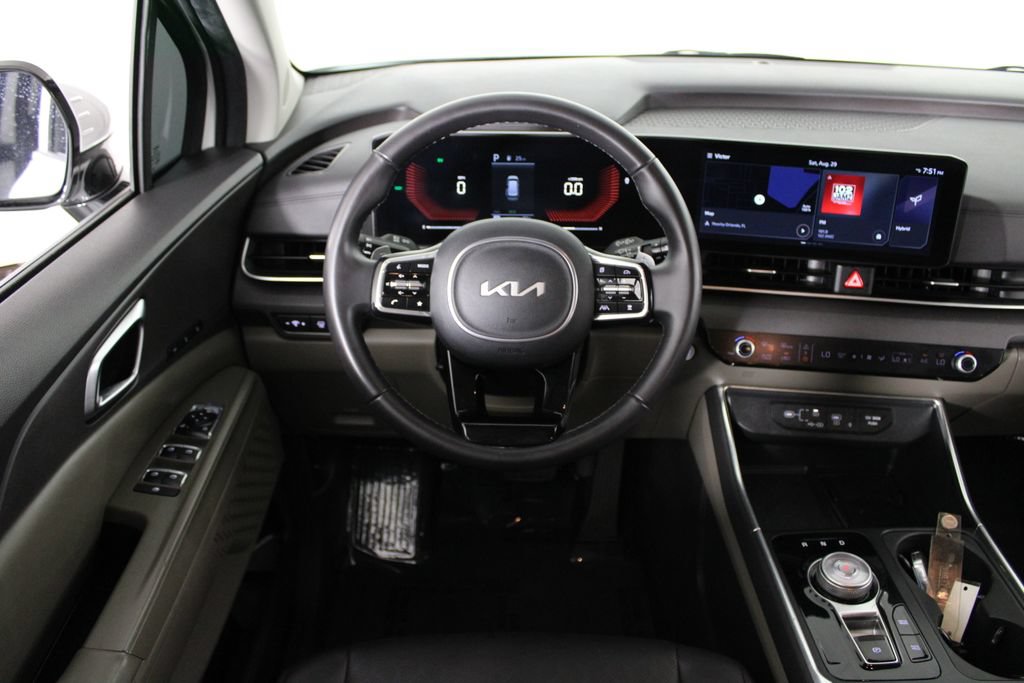 Used 2025 Kia Carnival EX FWD image 6
