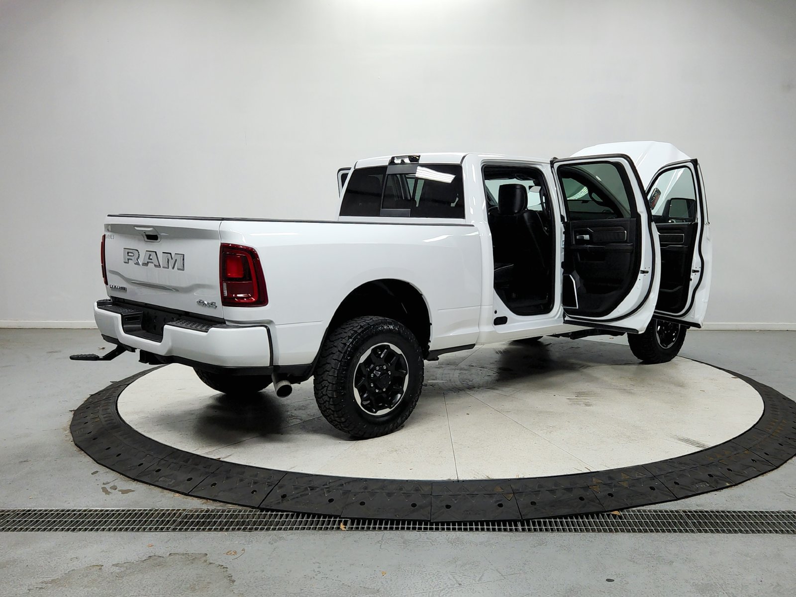 Used 2025 RAM 2500 Laramie AWD/4WD image 16