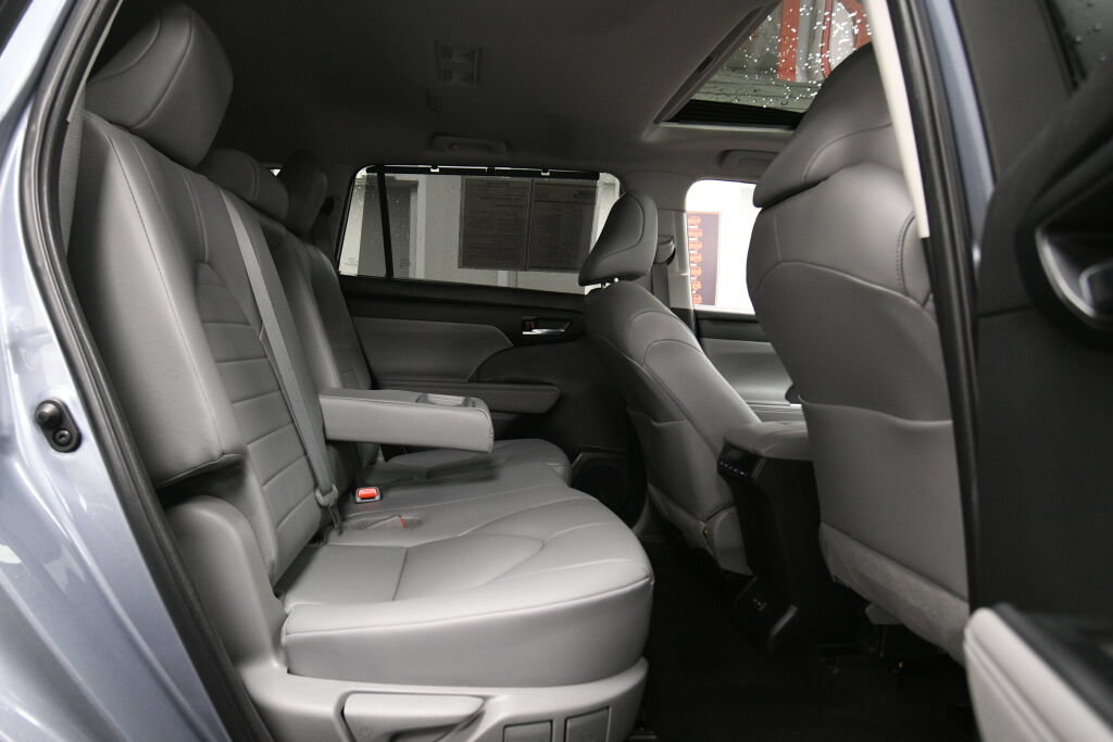 Used 2023 Toyota Highlander XLE AWD/4WD image 27