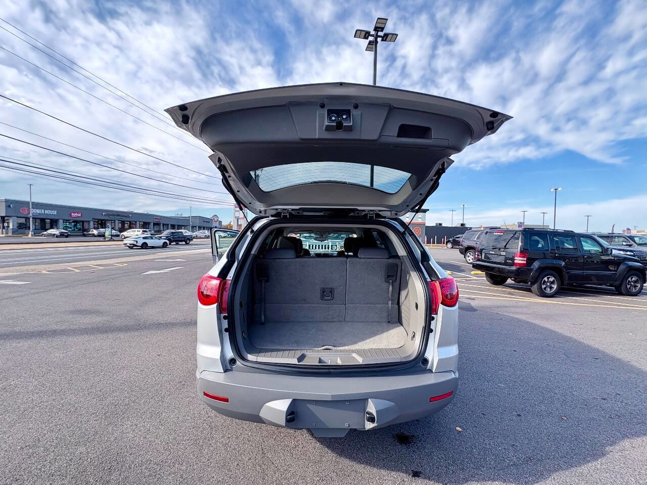 Used 2011 Chevrolet Traverse LS image 27