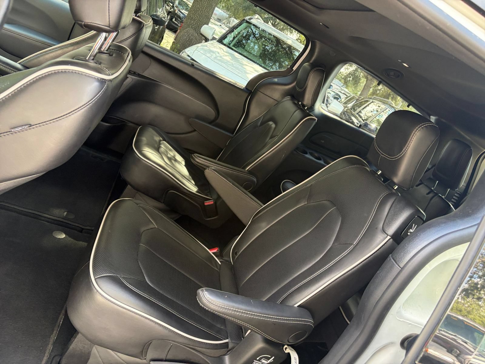 Used 2025 Chrysler Pacifica Limited FWD image 28