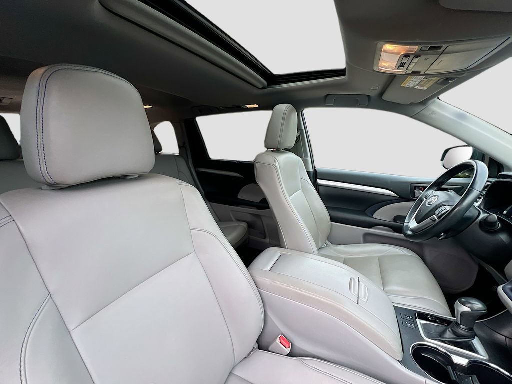 Used 2019 Toyota Highlander XLE AWD/4WD image 32