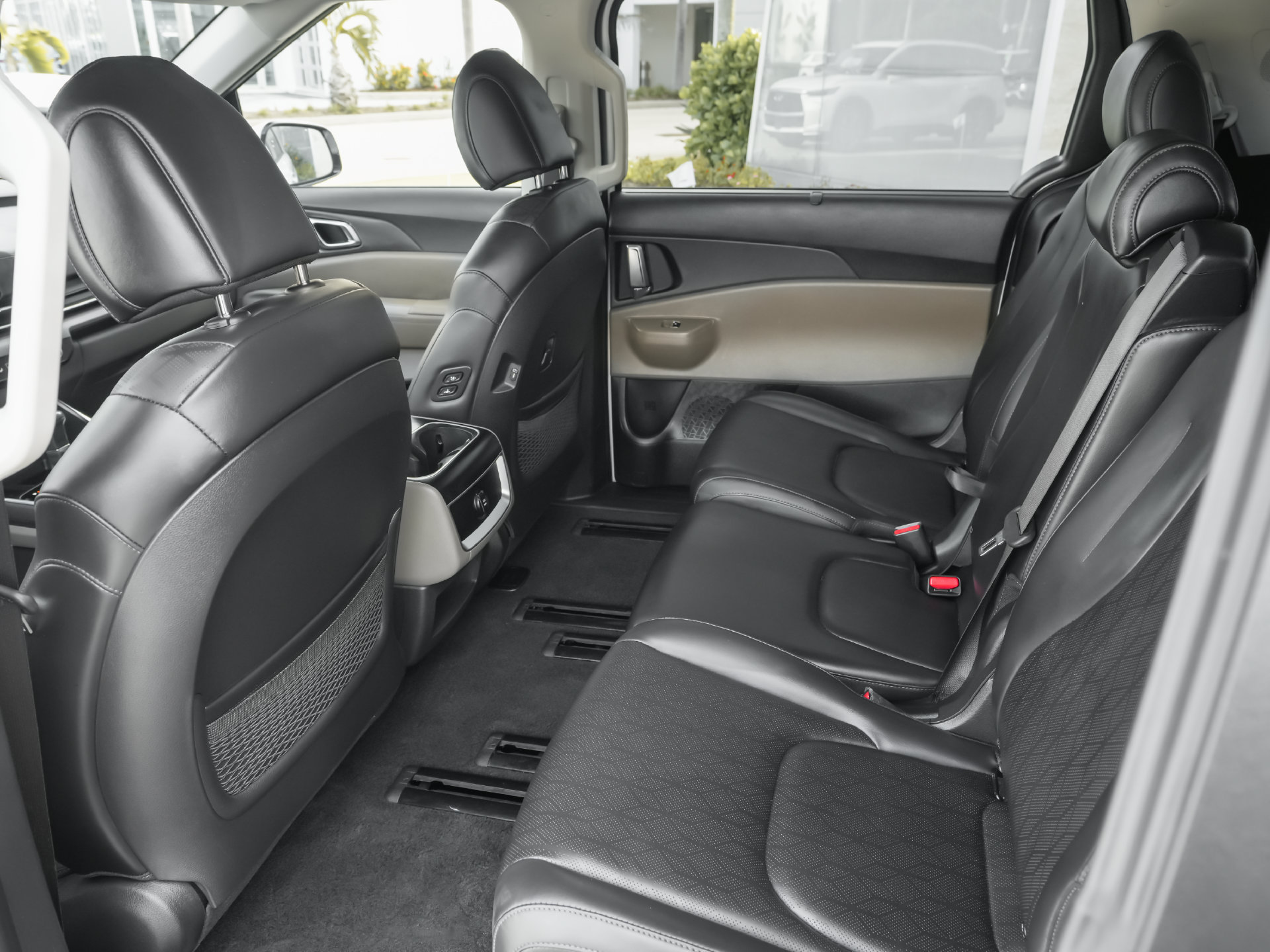 Used 2026 Kia Carnival EX FWD image 4