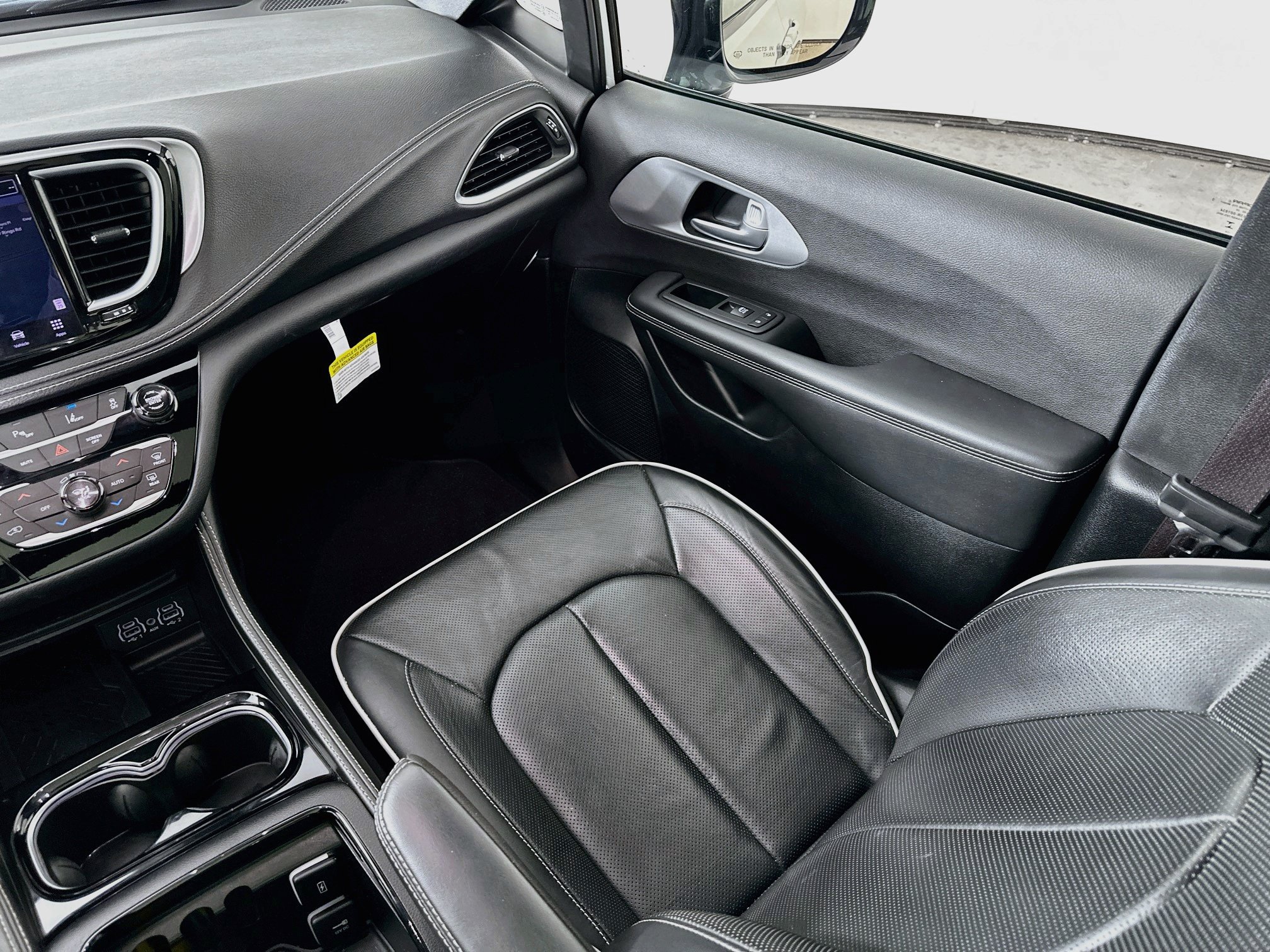 Used 2025 Chrysler Pacifica Limited FWD image 30