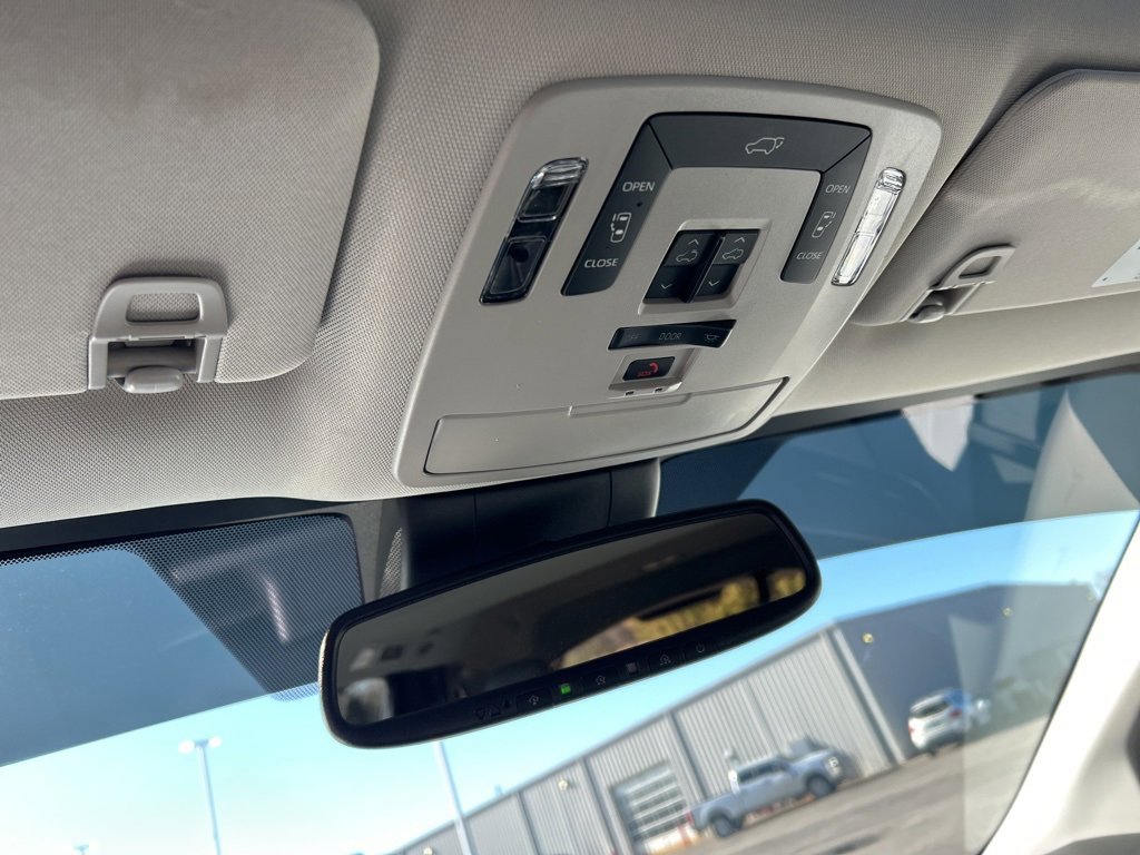 Used 2025 Toyota Sienna XLE image 18
