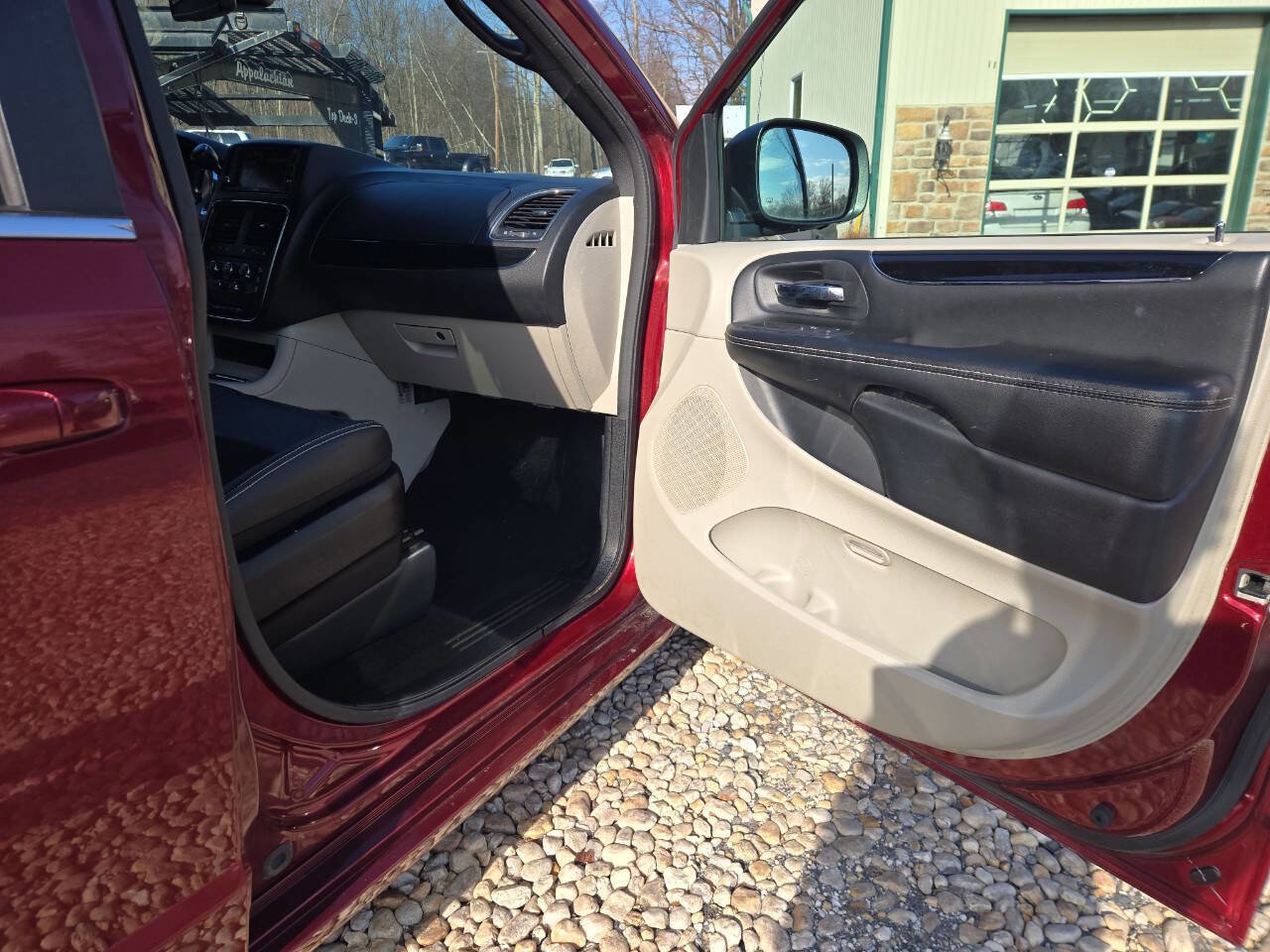 Used 2019 Dodge Grand Caravan SXT image 25