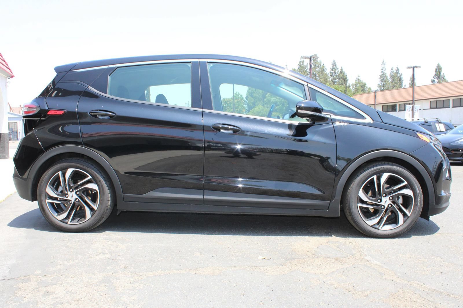Used 2022 Chevrolet Bolt LT w/ Infotainment Package FWD image 11