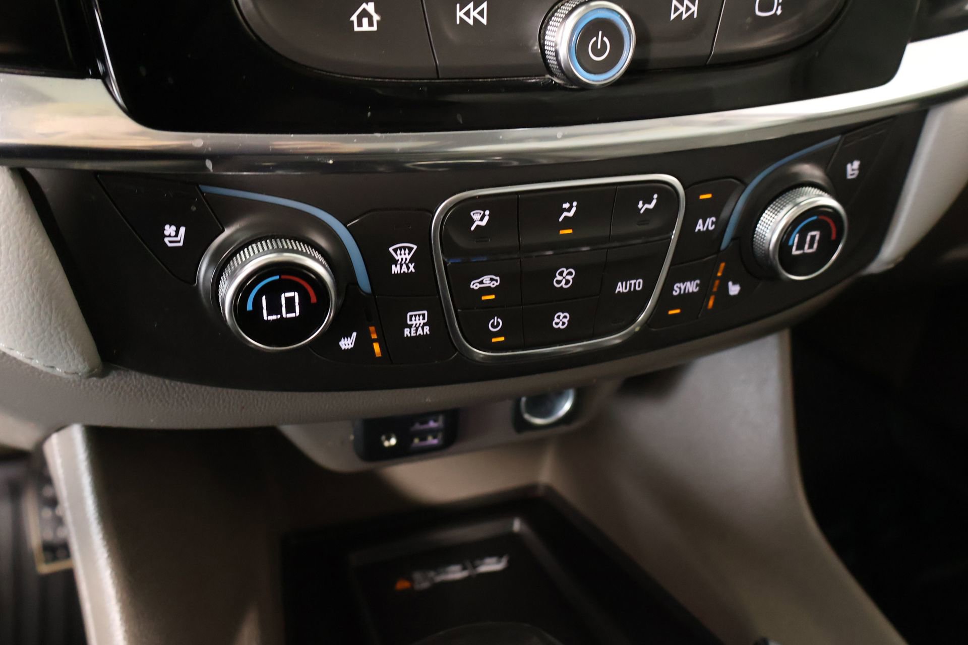 Used 2021 Chevrolet Traverse Premier w/ LPO, Floor Liner Package AWD/4WD image 8