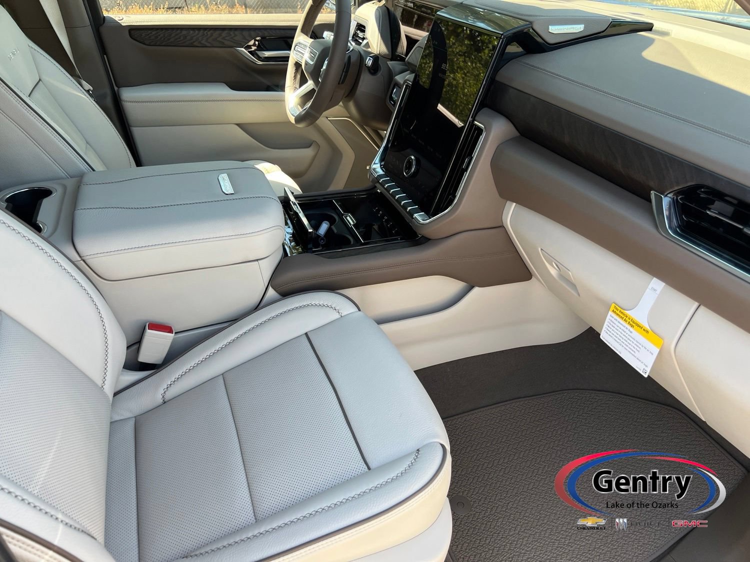 New 2026 GMC Yukon Denali w/ Sun & Power Step Package AWD/4WD image 9
