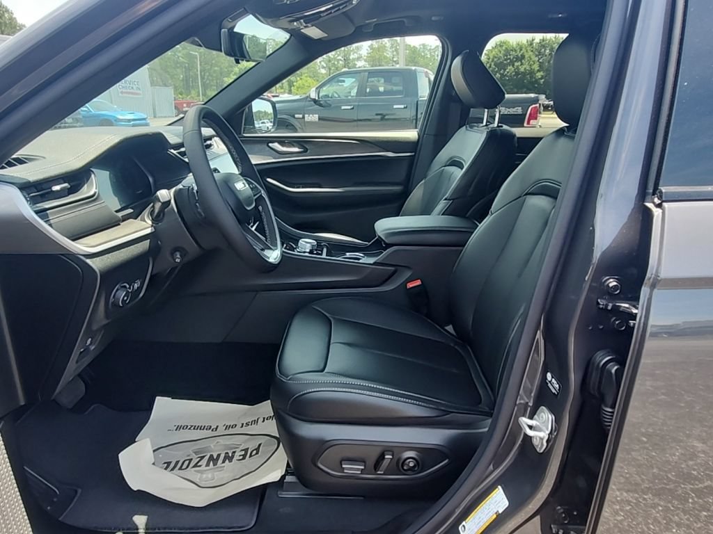 New 2026 Jeep Grand Cherokee Limited w/ Luxury Tech Group II RWD image 20