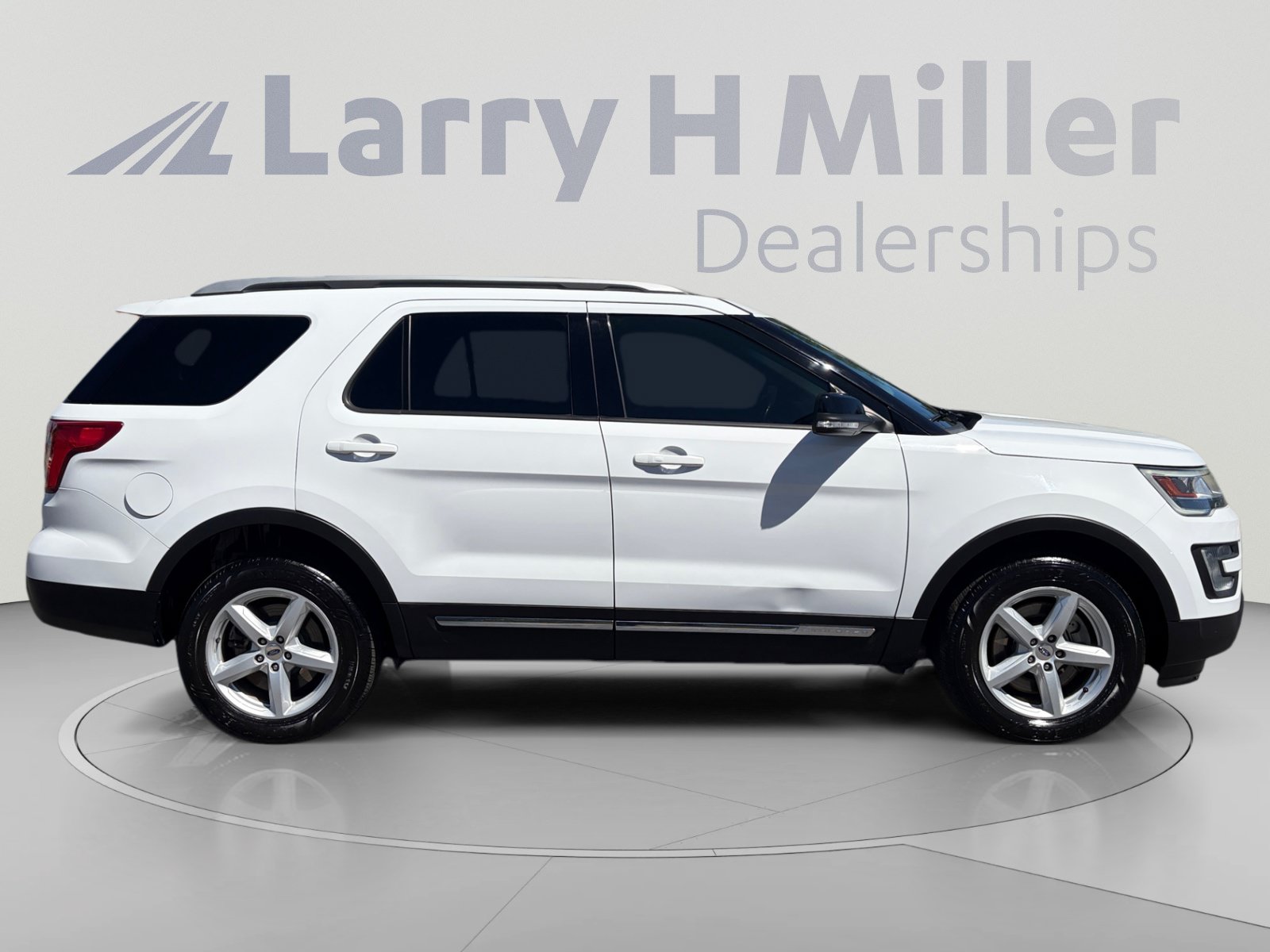 Used 2017 Ford Explorer XLT AWD/4WD image 6