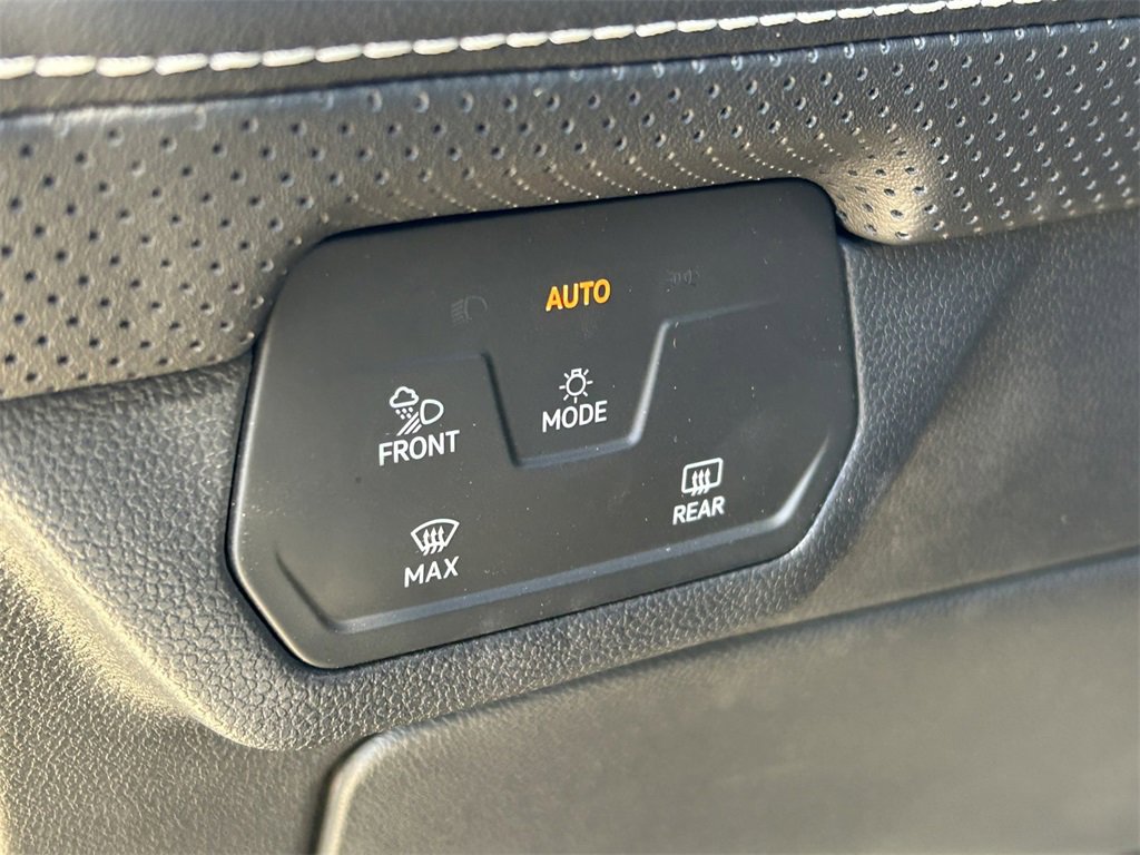 Used 2024 Volkswagen Atlas Cross Sport SEL image 32