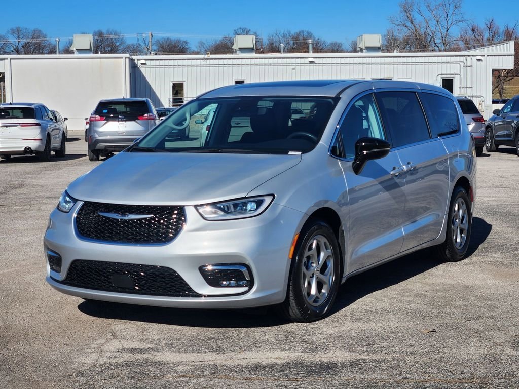 Used 2024 Chrysler Pacifica Limited image 3