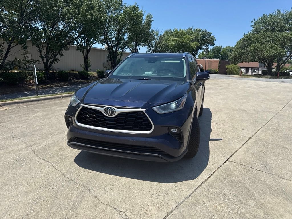 Used 2021 Toyota Highlander XLE FWD image 2
