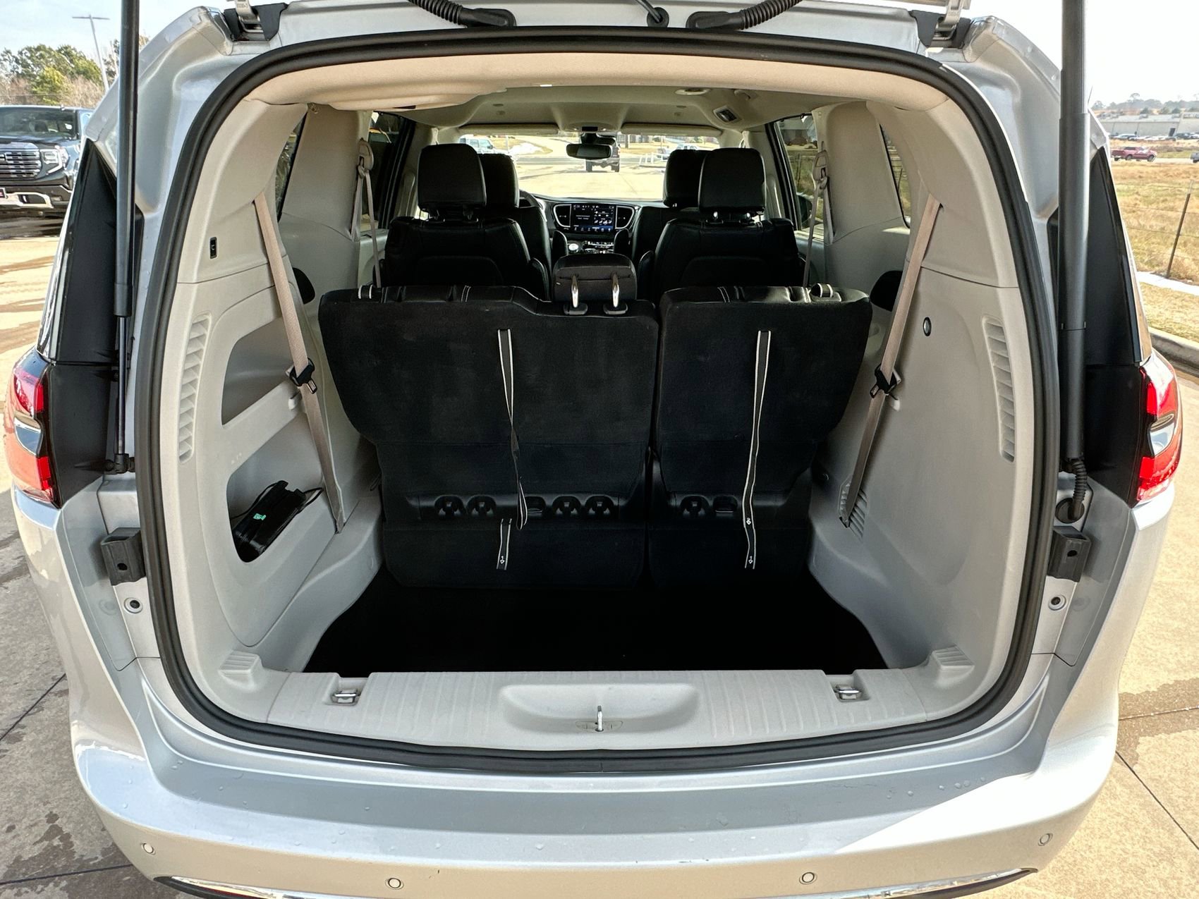 Used 2024 Chrysler Pacifica Touring-L image 23