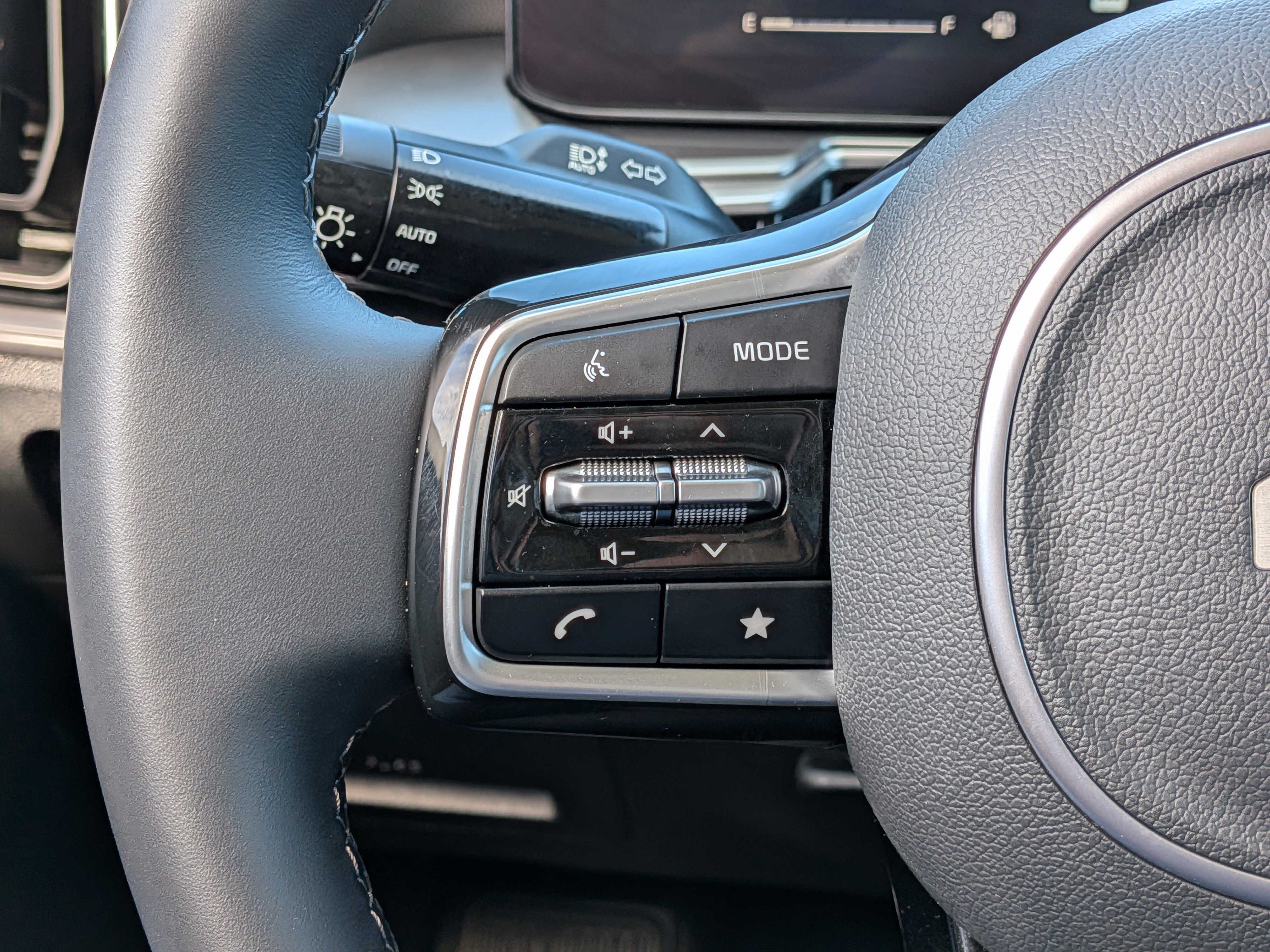 Certified 2025 Kia Sorento S image 28