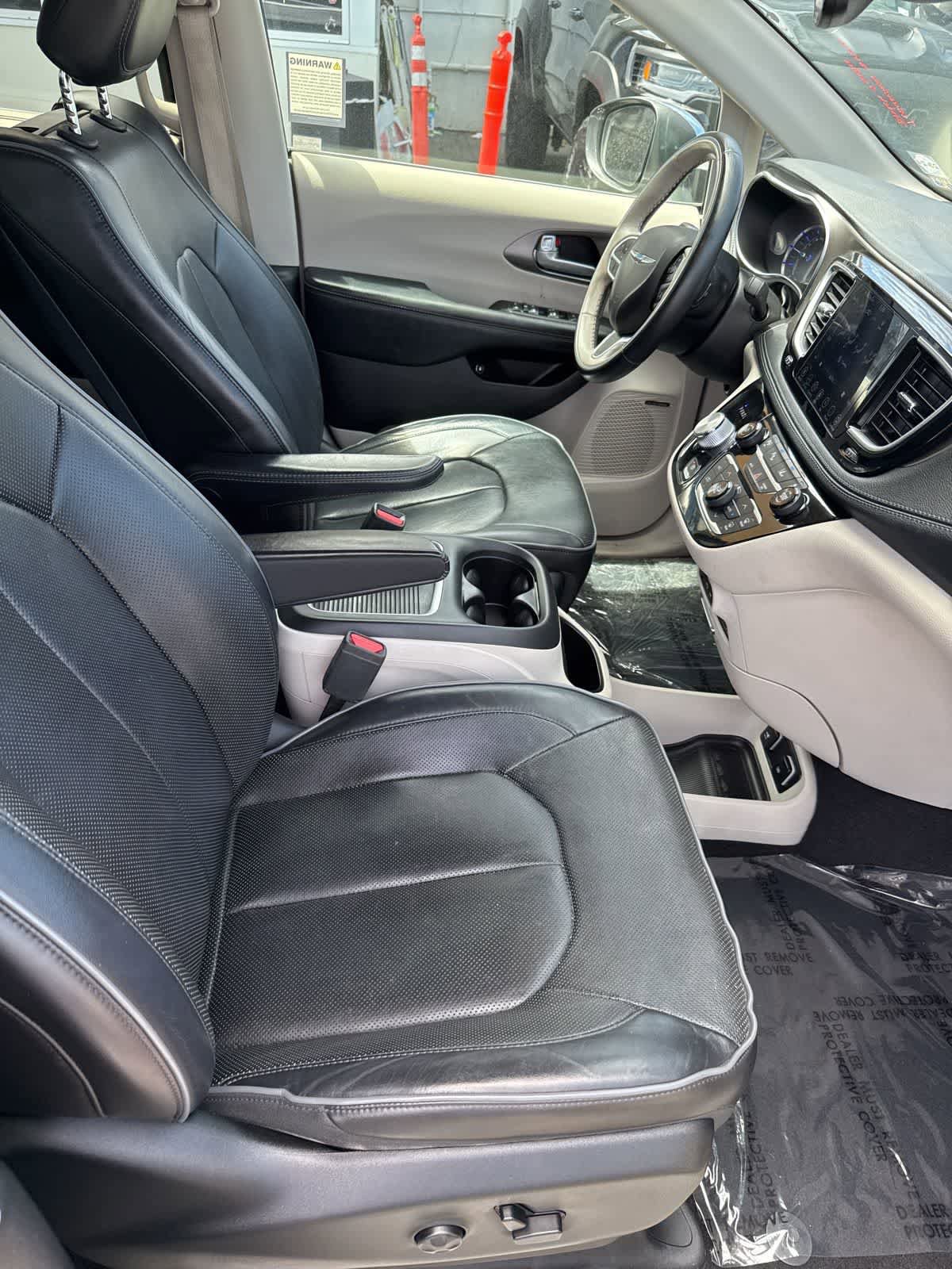 Used 2019 Chrysler Pacifica Limited w/ Advanced Safetytec Group FWD image 7