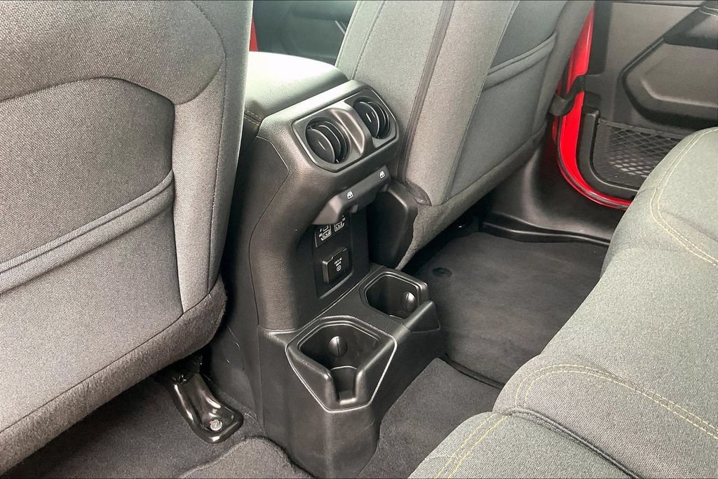 Used 2025 Jeep Wrangler Unlimited Sahara AWD/4WD image 31